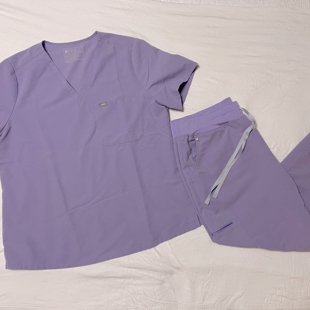 Figs Scrub Set (Catarina top; Zamora jogger) in light purple